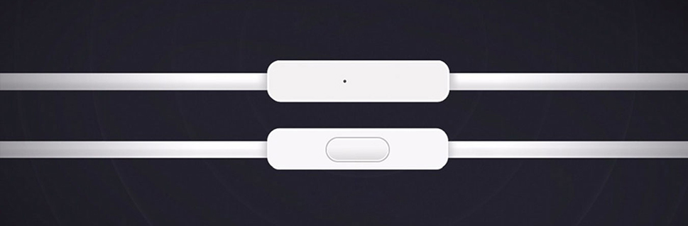 прочный провод, встроенные микрофон и кнопка управления музыкой/звонками